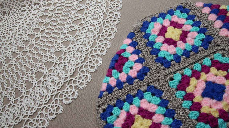 Close-up comparison of tatting and crochet — a delicate white tatted doily designed by Renata Niemczyk next to a soft crochet bag made of yarn.